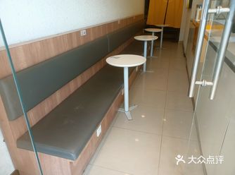 都是学生撑起来的样子，外卖也多