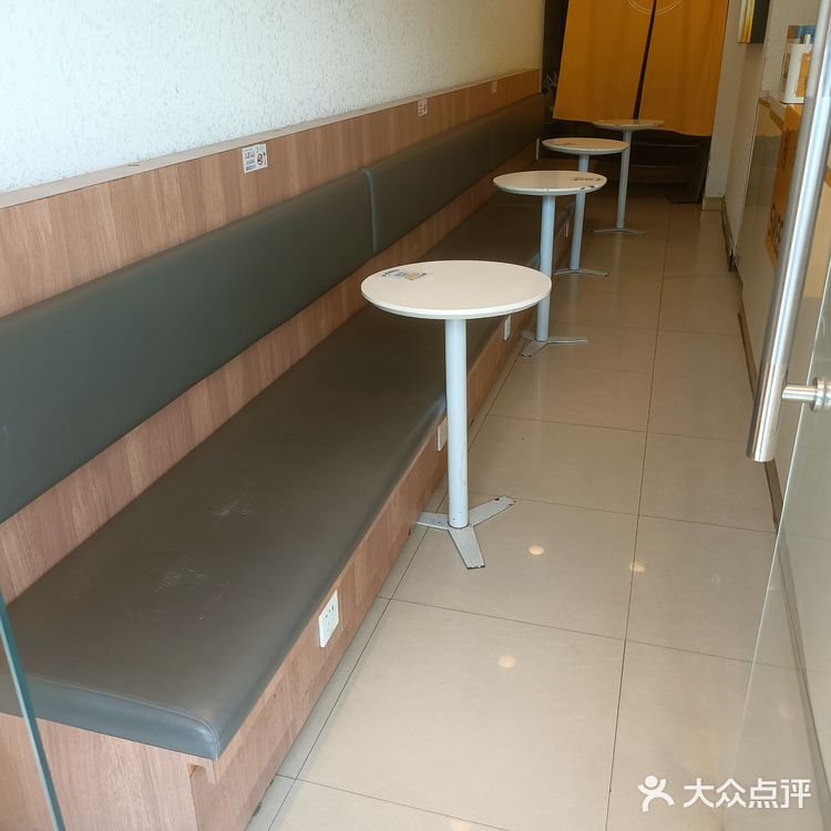 都是学生撑起来的样子，外卖也多