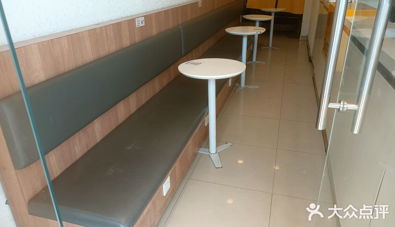 都是学生撑起来的样子，外卖也多