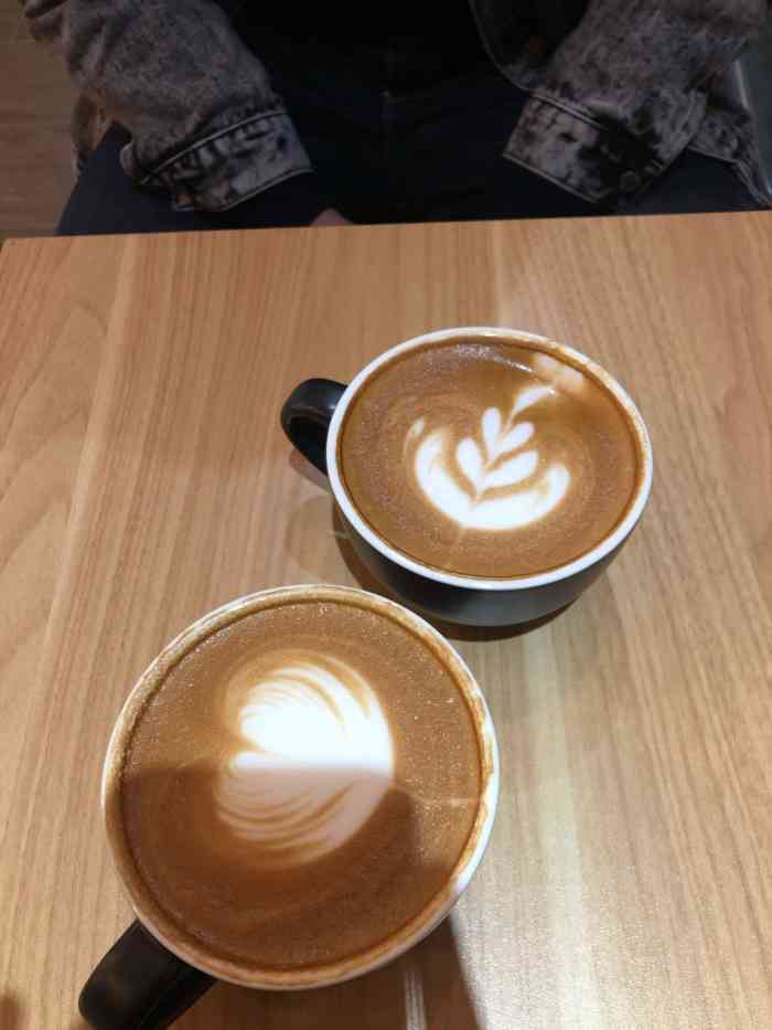 打分 环境非常好～咖啡的味道也很可,服务人员很热情,总体来说特别