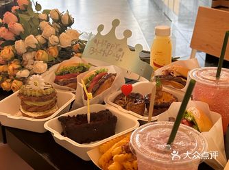 来阿那亚玩，赶上闺蜜过生日，选择了这家吃汉堡过生日