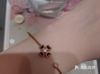 因为手细 试过很多款镯子戴着都不好看  心想与手镯无