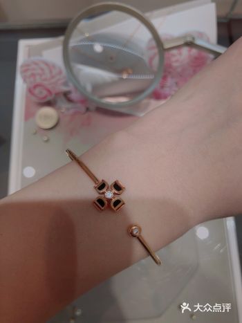 因为手细 试过很多款镯子戴着都不好看  心想与手镯无