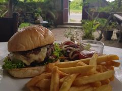 牛肉汉堡和薯条-Smiling Buffalo Cafe