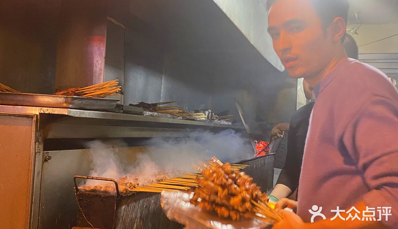 排这么久到底值不值的羊肉串 同来顺