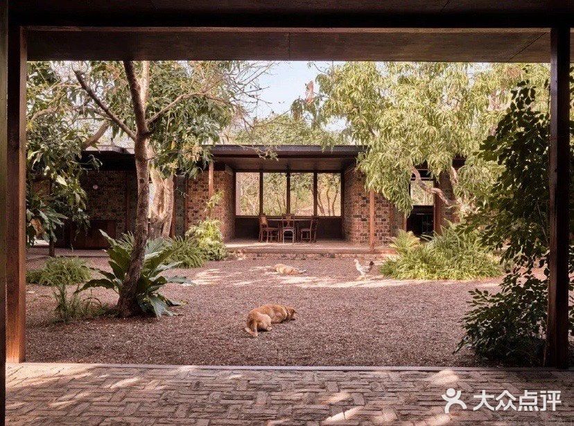 带泳池庭院老宅翻新侘寂风住宅