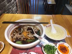 -呷佬·长沙手工米粉(金沙江路店)