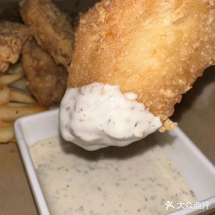 大口喝酒，再和朋友畅聊，看着座位边上那么多外国食客