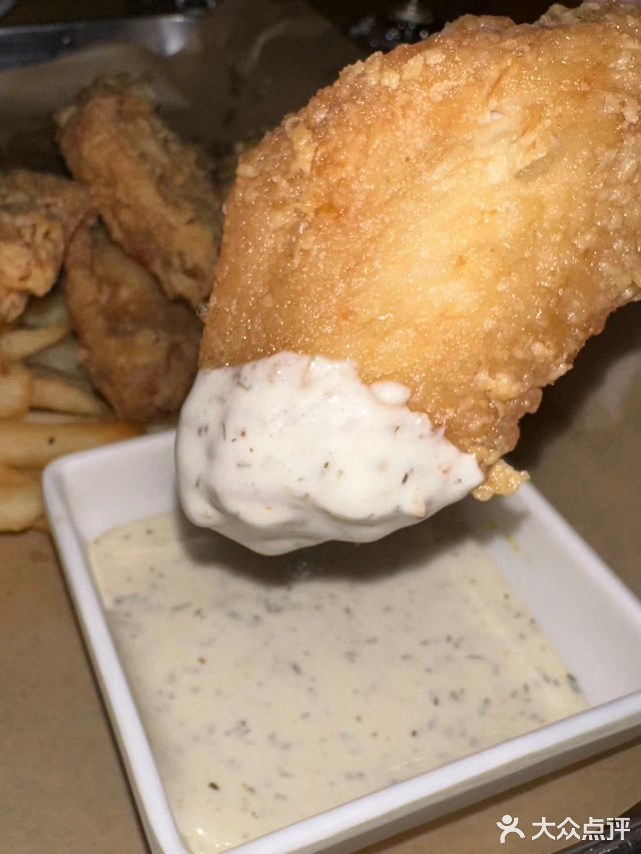 大口喝酒，再和朋友畅聊，看着座位边上那么多外国食客