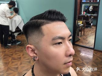 这家店服务非常周到细致，店里会提供免费的糖果饮料饼干