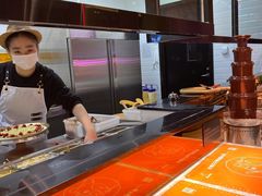 做披萨的漂亮小姐姐-比格比萨自助(德思勤四季汇店)