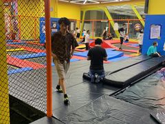 -爱蹦iBOON蹦床运动馆(江汉店)