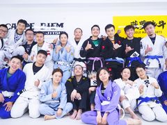 -菠萝格斗巴西柔术训练馆