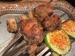 红柳羊肉串-阿里家·新疆烤肉酒場 by MIG