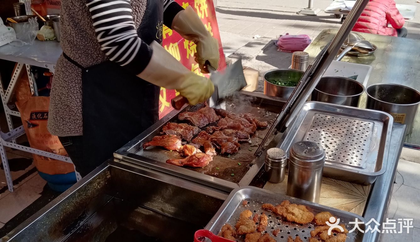 既不油腻又香酥又香脆，还有鸭子的肥油香味，我觉得很好吃
