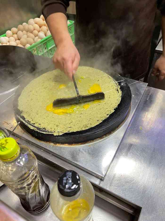 南楼煎饼(南市店)-"晚上路过看到很多人排队,前面一共6套,等.