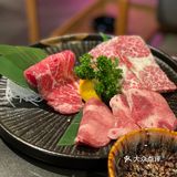 被烤的油渍渍的，一口在嘴巴里爆汁太美味了！