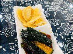 秘制爽口小菜-八两八金·莱芜特色炒鸡(漳浦路店)