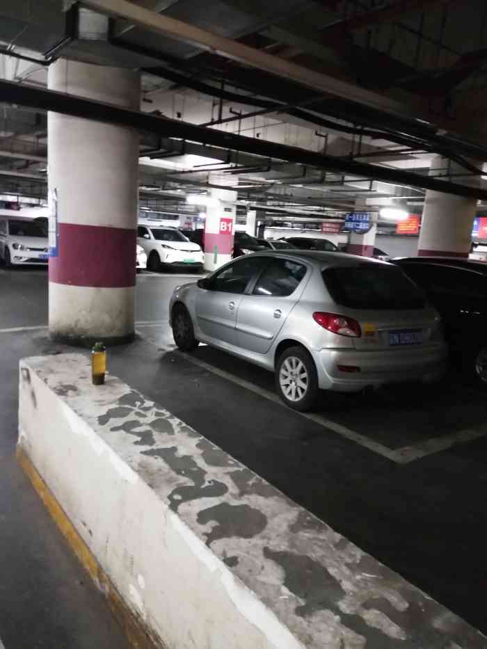 家乐福停车场(中关村广场店)-"以前到这家家乐福来买东西的时候也在