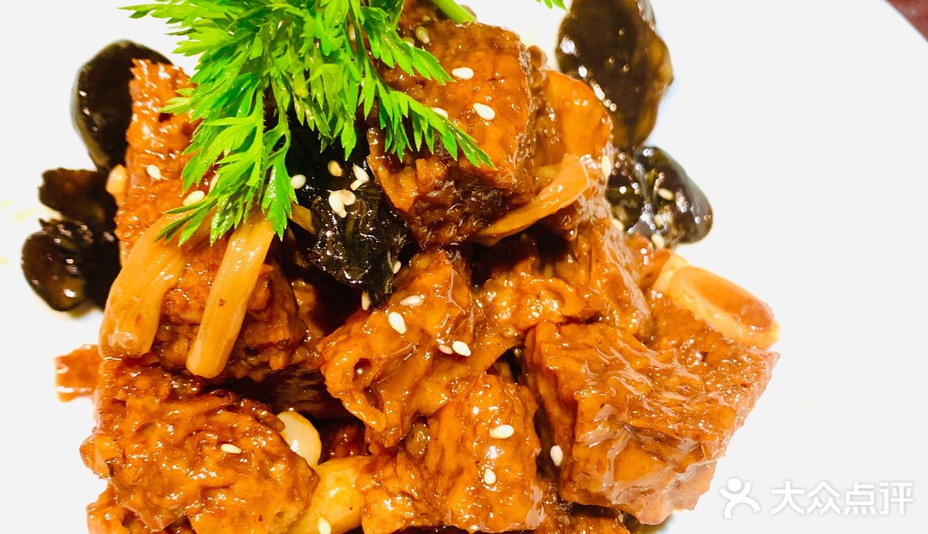 菜品口感也不错，价格也蛮实惠