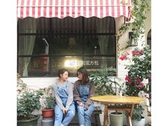 -彳亍咖啡·这里(水湾路店)