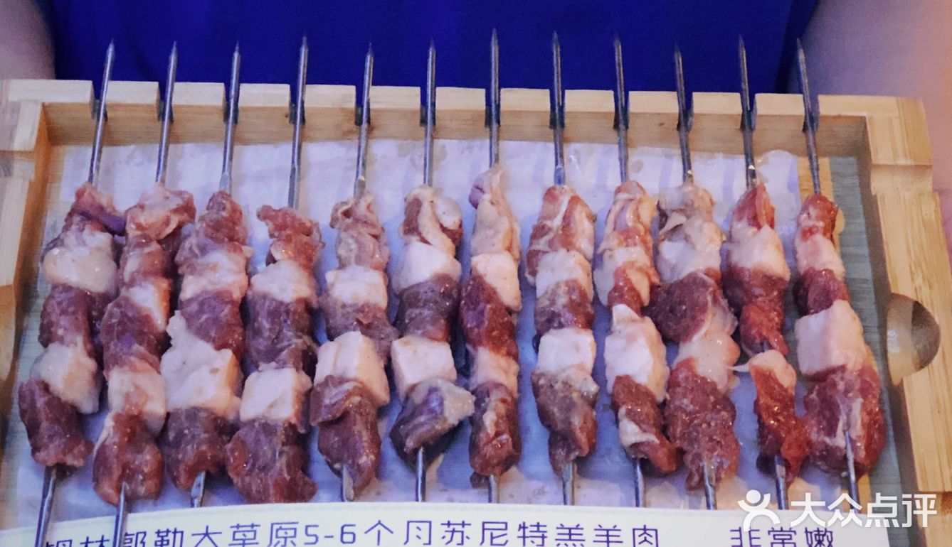 烟火气十足，粗犷中带着文艺气息的三个蒙古大叔