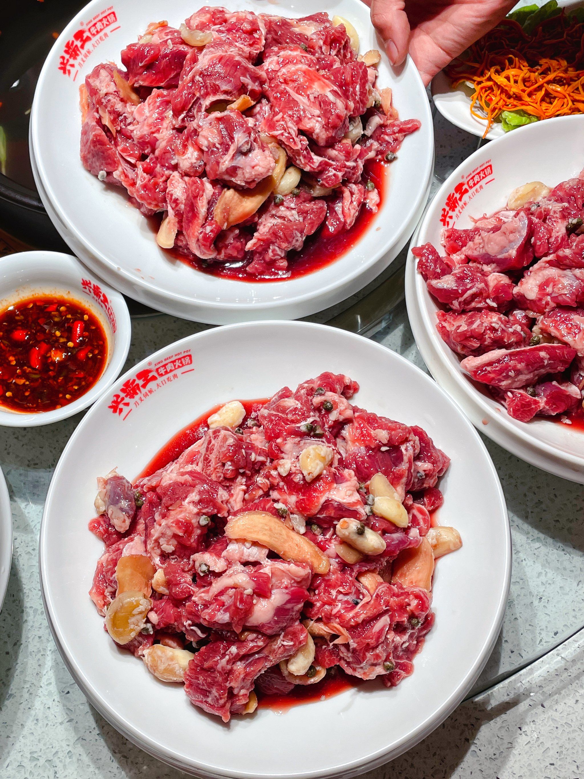 n论斤称重的黄牛肉,精选黄牛牛肋排,大块的下进滚锅里,吃肉之前