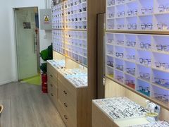 -天空之镜眼镜店蔡司依视路配镜授权零售店(望京颐堤港店)