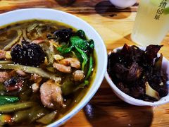 酸菜肉丝米线-越洋肖氏老米线(杨家坪店)