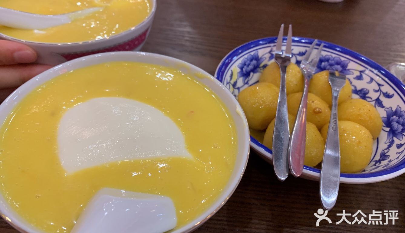 店里大红色装修风格. 非常喜庆有特色