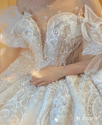 这是一款背后心机蝴蝶美背婚纱