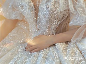 这是一款背后心机蝴蝶美背婚纱