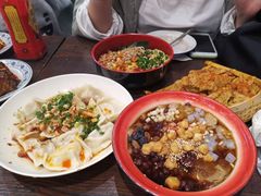 -爆炸头阿姨小四川正宗川味小吃(无任何分店)