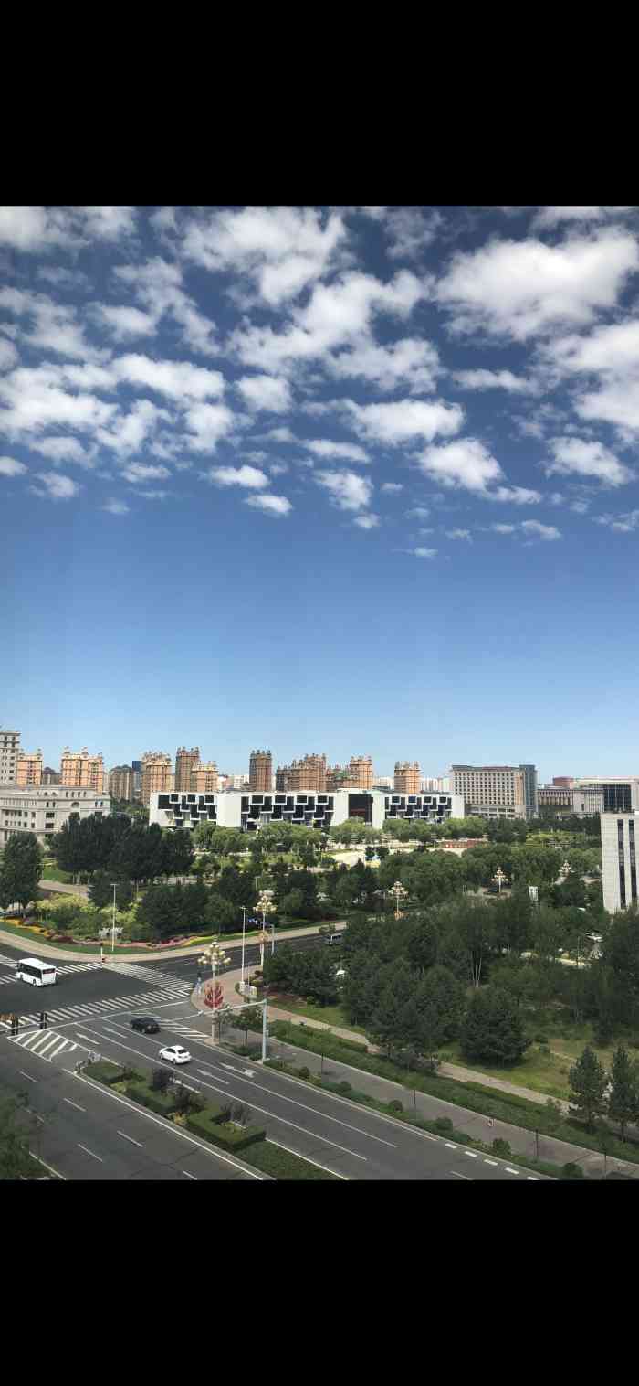 康巴什旅游区-"康巴什因从荒原上迅速崛起成为现代都市而闻.