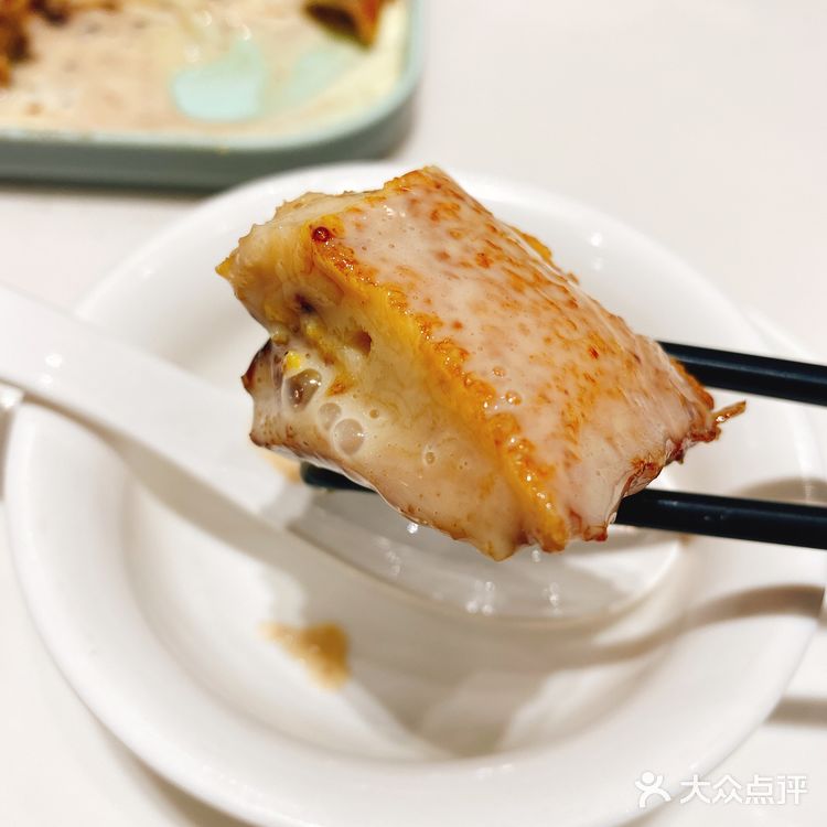 门口的招牌鸭让人非常有食欲，点了鲜肉糯米烧卖