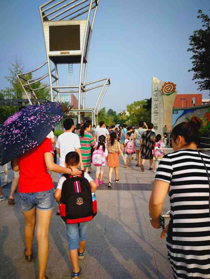 龙泉驿区第十小学校"成都市龙泉驿区龙华小学校是2010年新建.