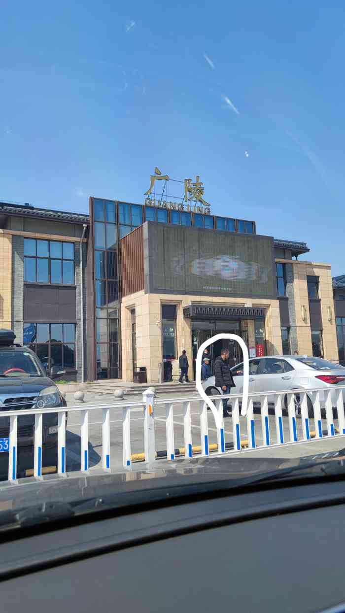 广陵服务区·停车场-"这边的休息区,面积还是蛮大的呢,不光有吃.