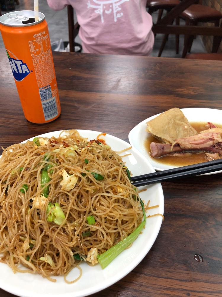 沙县小吃-"一个人随便吃一口吧.粉干有味道,鸡腿香味.