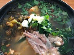 -鸿浩扒猪脚米线