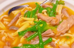 Golden Soup Pig's Stomach with Daylilies