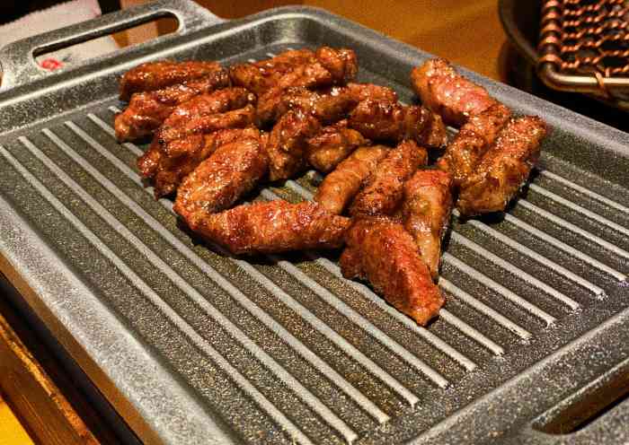 炙膳烤肉(天富路店)-"[薄荷]环境:挺干净优雅,各种肉展览在.