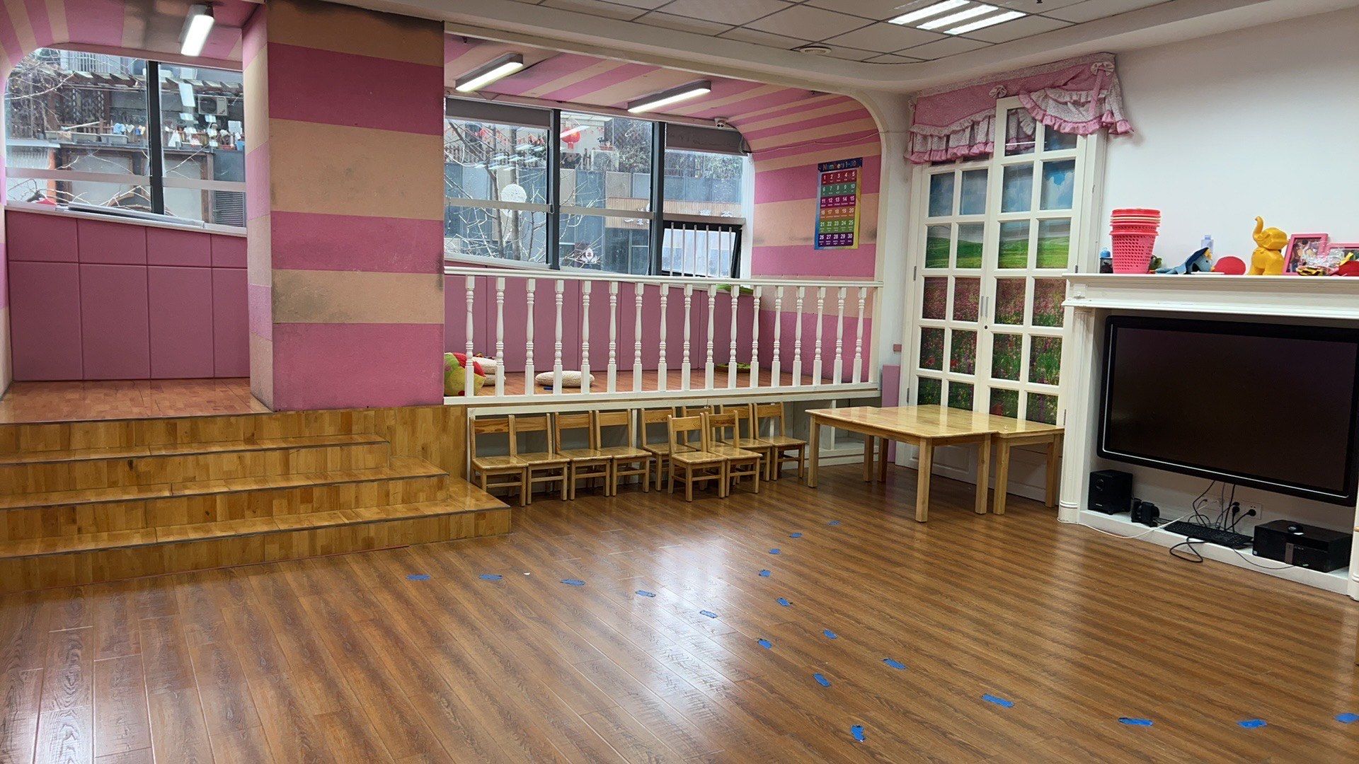 弋果美语,教学环境非常好,教室很大很明亮