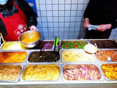 自助取餐区-三兄弟高炉烧饼