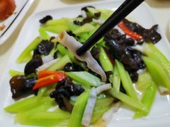 沙虫炒西芹-鑫悦楼煎蟹·16年海鲜大排档
