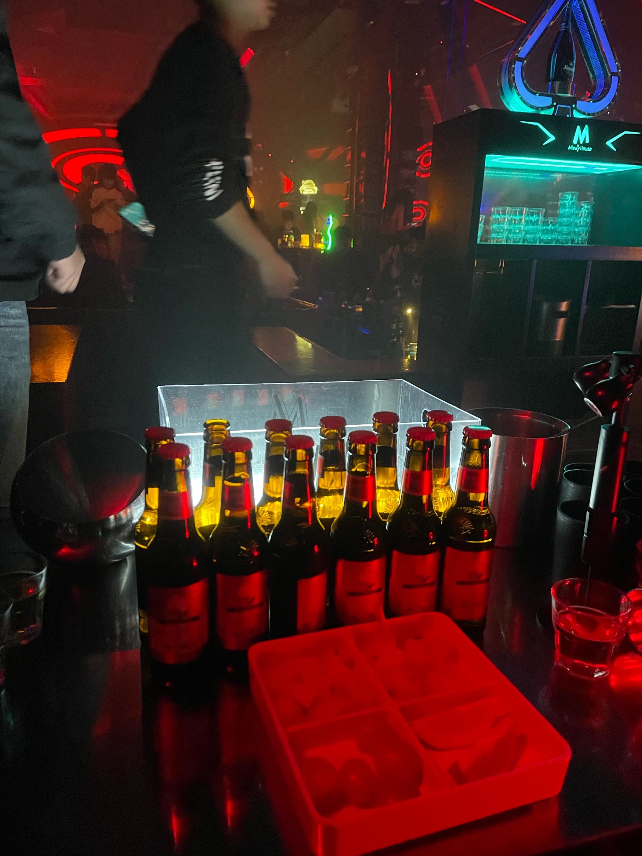 夜店狂欢不思归