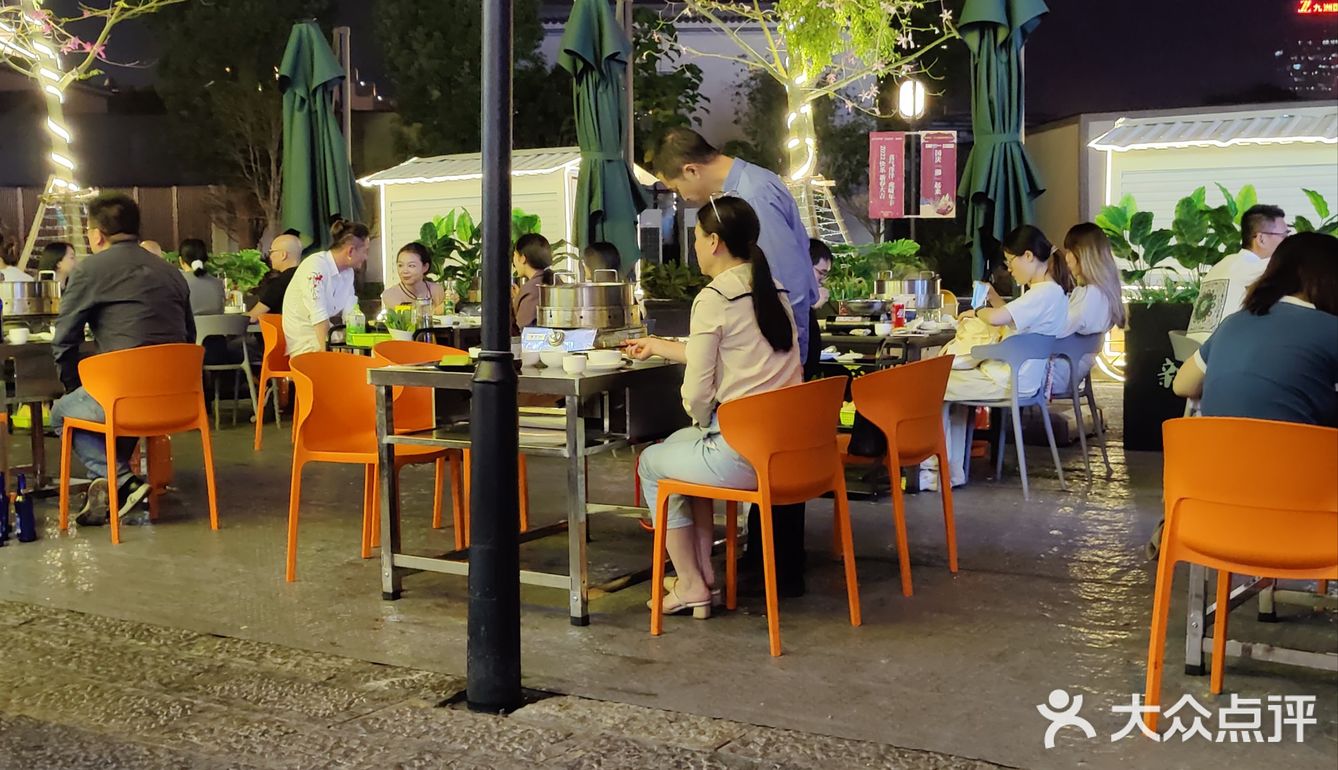 夜景区域的牛杂火锅