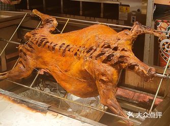 谁家自助都吃上烤全羊了！