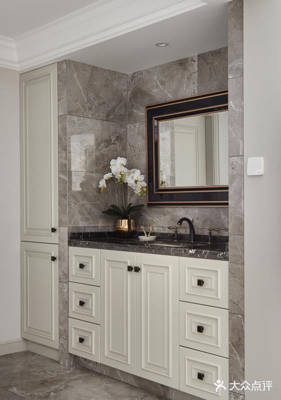 客厅通畅明亮，空间布局井井有条，装饰性的物件不多，但是各有特