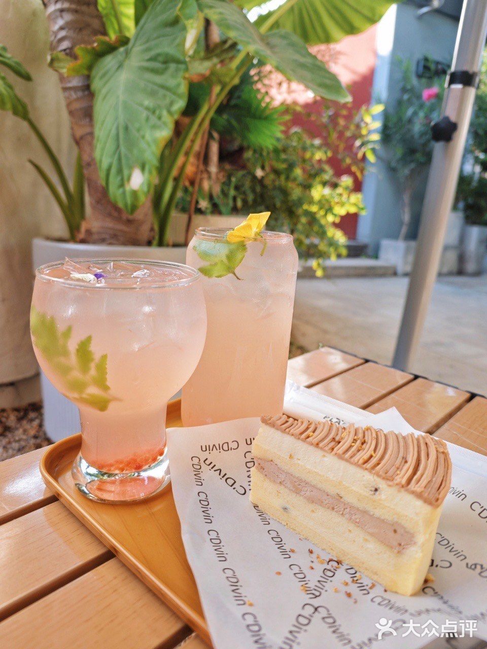 🍰问爆了！就在护城河边儿的咖啡店！✨