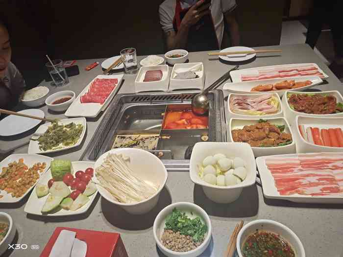 海底捞火锅(友谊阳光城店)-"给小姐妹过生日去的海底捞,位置在友谊